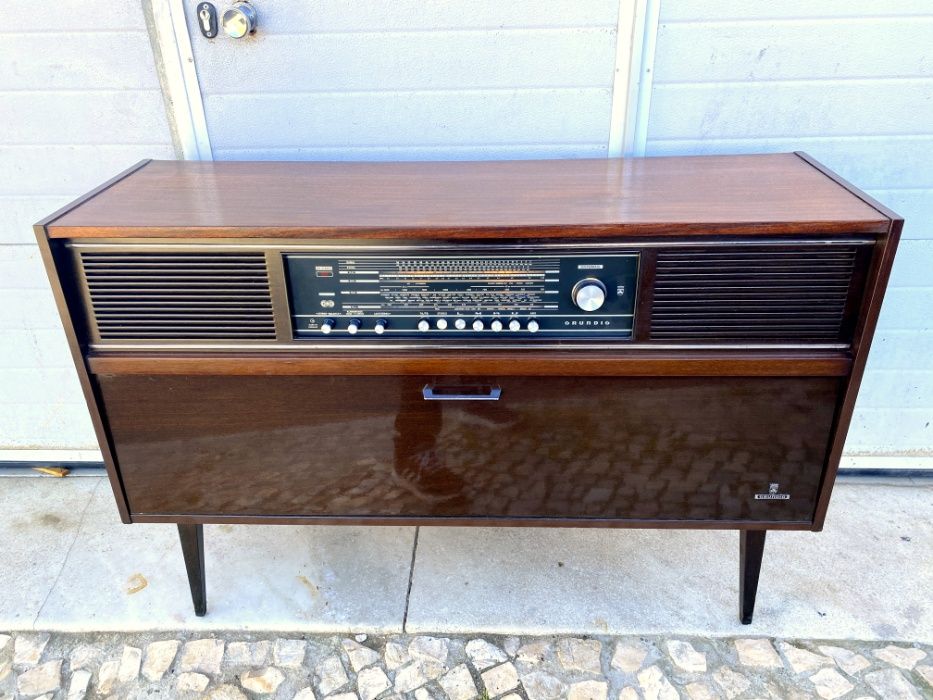 Aparador rádio gira discos Grundig a funcionar 118comp x 36prof x 79al