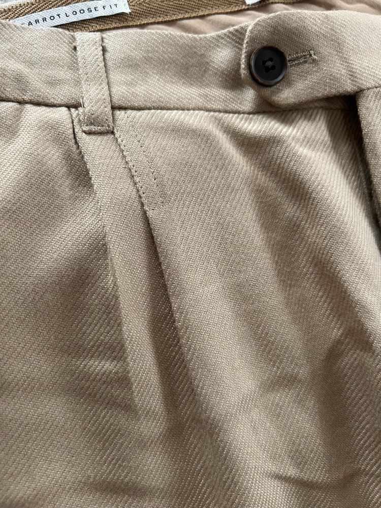 Spodnie męskie Reserved carrot loose fit niski stan beżowe chinosy