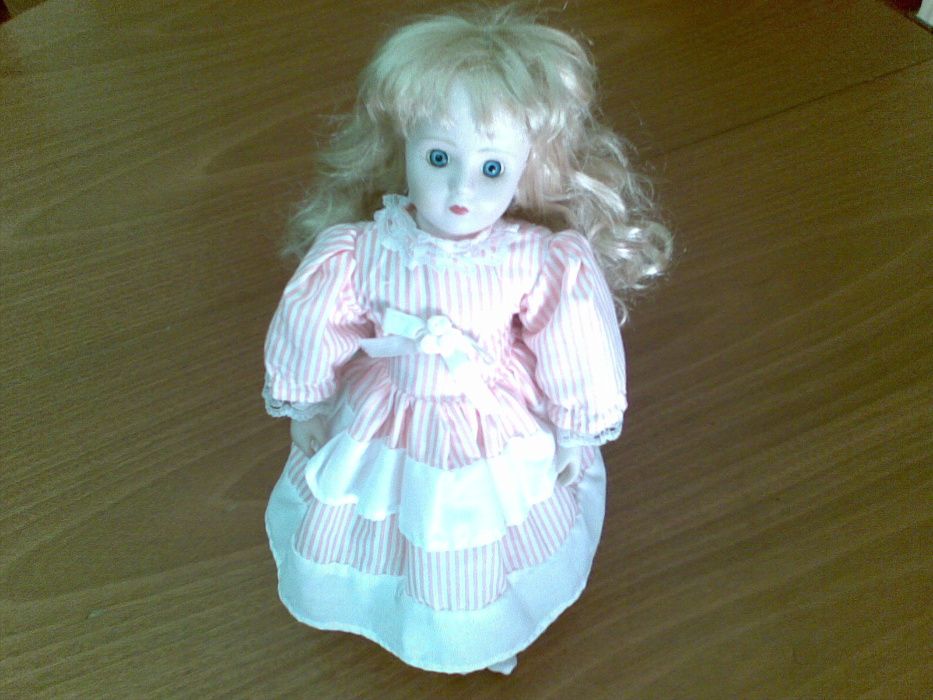 Boneca de Porcelana Antiga com Suporte