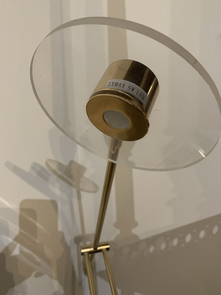 candeeiro de pé alto dourado
