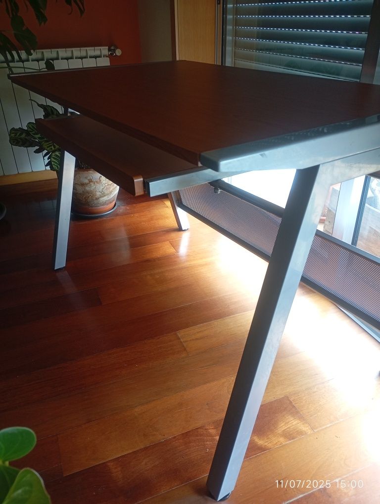 Secretária com gaveta extensível