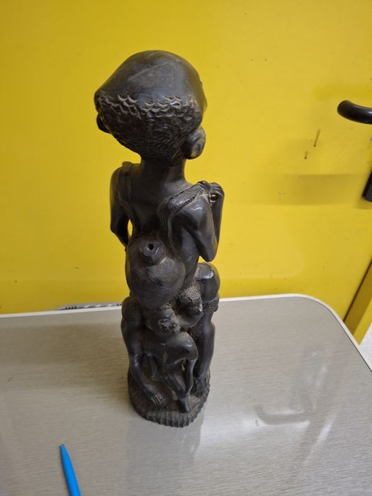 Grande escultura em madeira africana