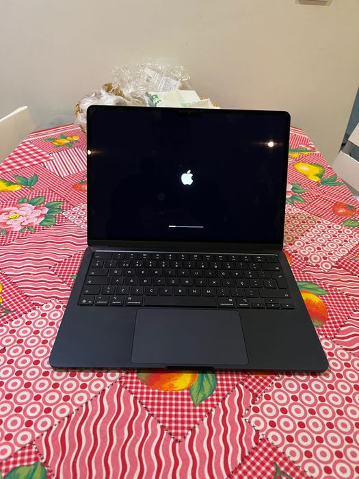 Macbook Air M4 13” com carregador e caixa originais. Garantia incluída