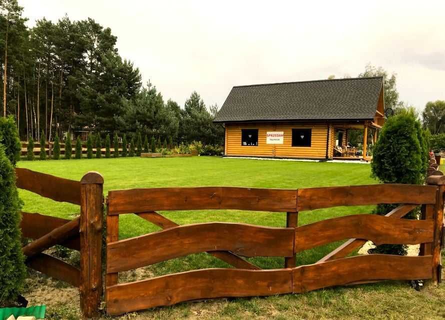 Dom nad jeziorem koło Sławy