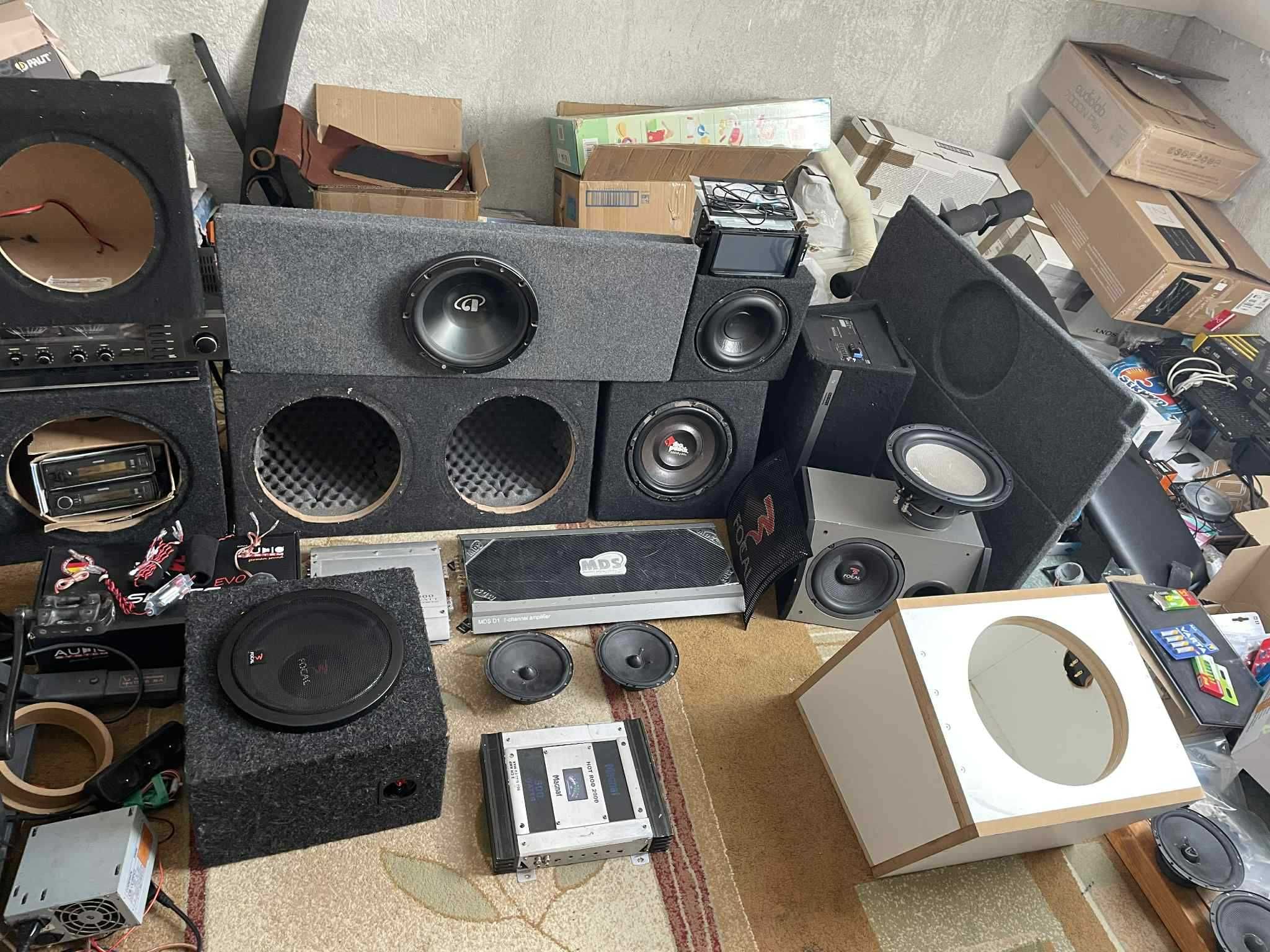 komplet, zestaw sprzętów Car-Audio, skrzynia basowe, wzmacniacze itp
