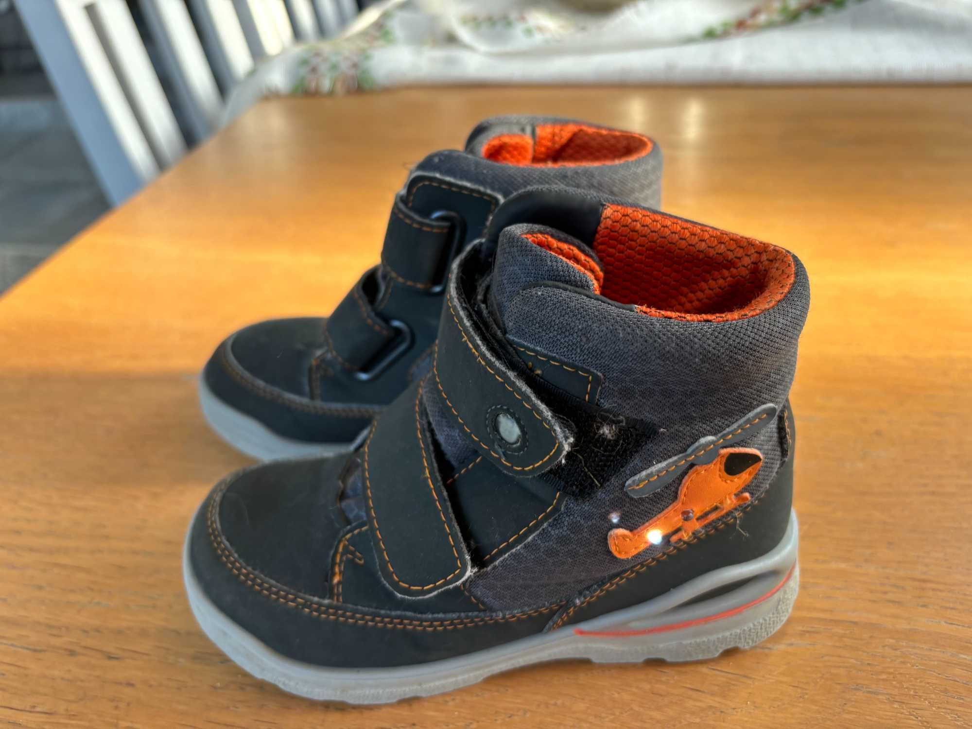 Buty jesienno zimowe wodoodporne r. 27 świecą