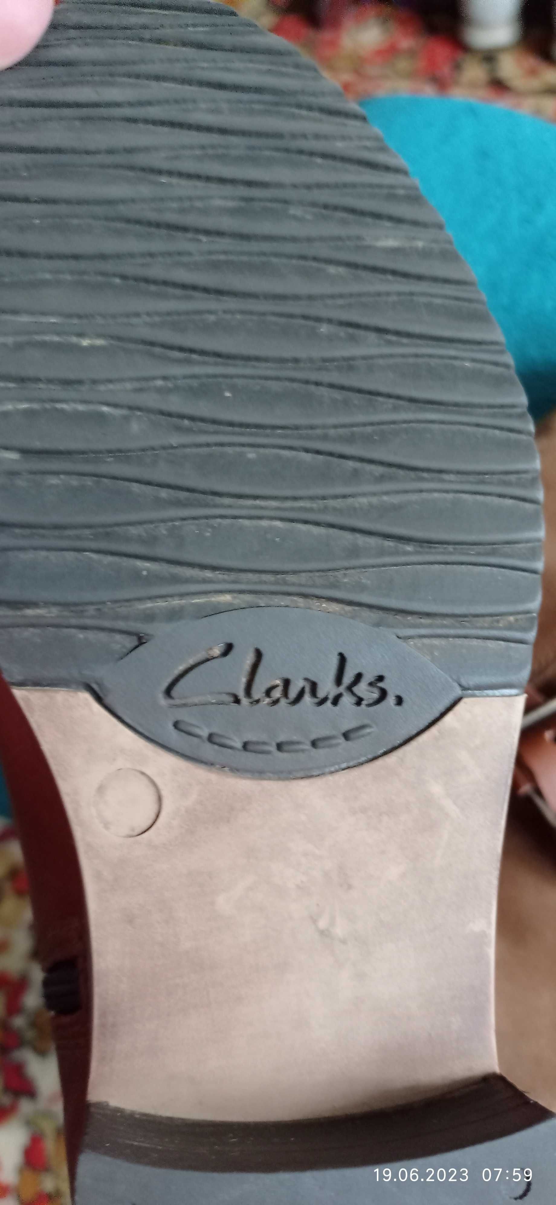 Жіночі шкіряні чоботи бренда clarks.