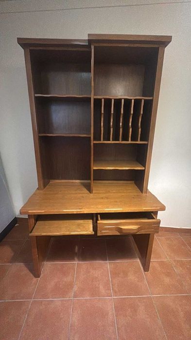 Escrivaninha em madeira maciça – elegante, espaçosa e muita arrumação