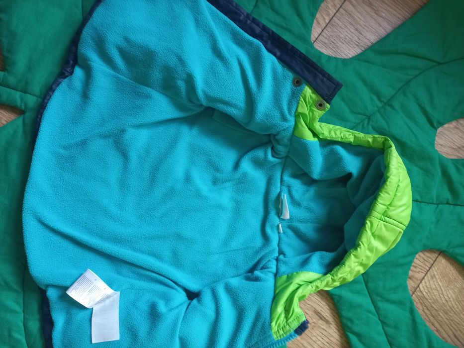 Zimowa pikowana kurtka z kapturem dla chłopca ocieplana polarem 68 74