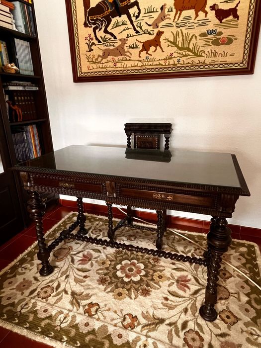 Secretaria antiga entalhada em madeira maciça + cadeira de encosto