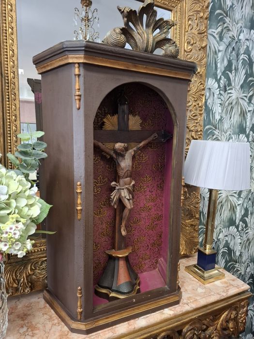 Crucifixo Antigo em Madeira Entalhada com Oratório pintado.