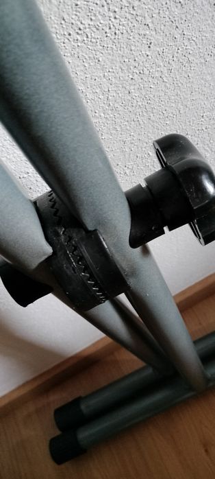 Cavalete regulável cinzento