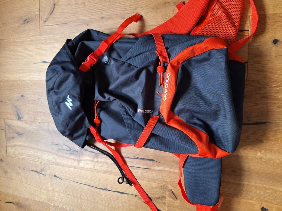 Plecak trekkingowy/górskie wyprawy Nowy Quechua Forclaz 30 Air Czarny