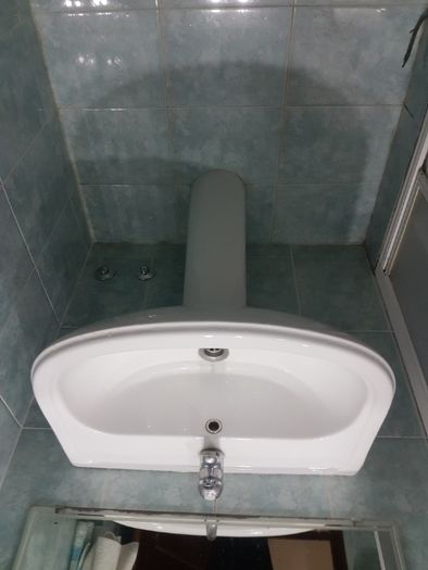 Lavatório de coluna e resguardo de poliban e Azulejos