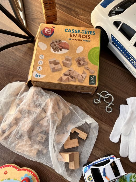 Іграшки, машинки, книжки