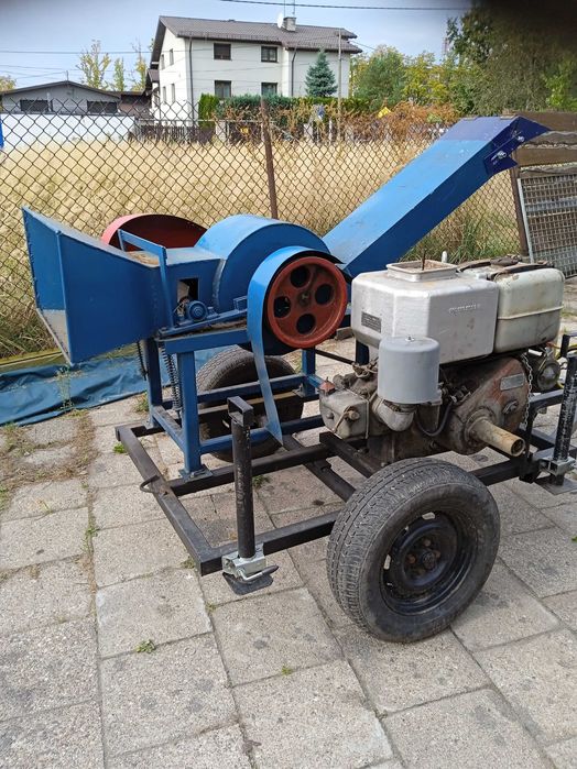 Rębak bębnowy z silnikiem diesla ES16 na przyczepce