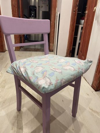 Drewniane krzesło z poduszka
