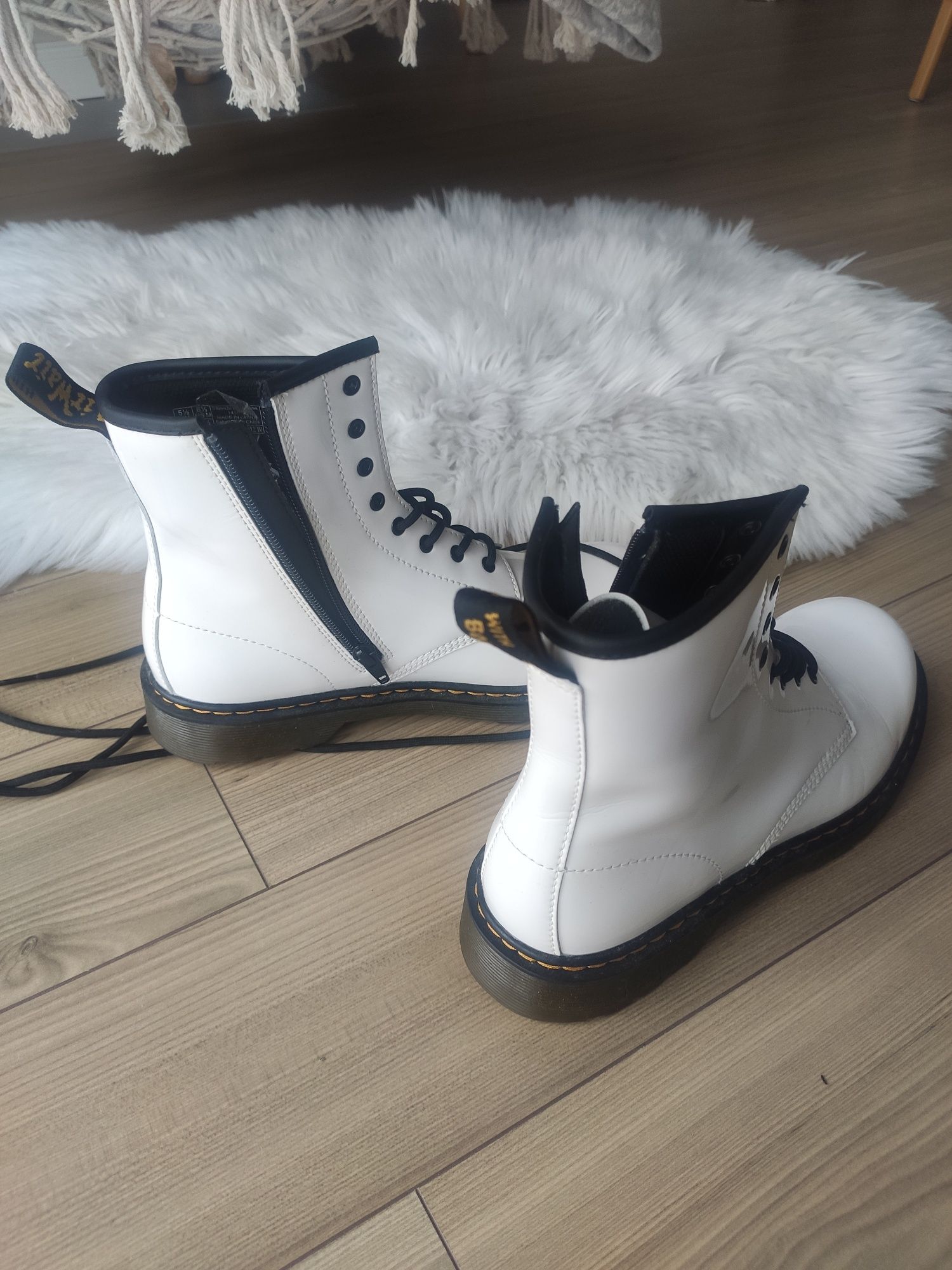 Dr Martens białe lakier