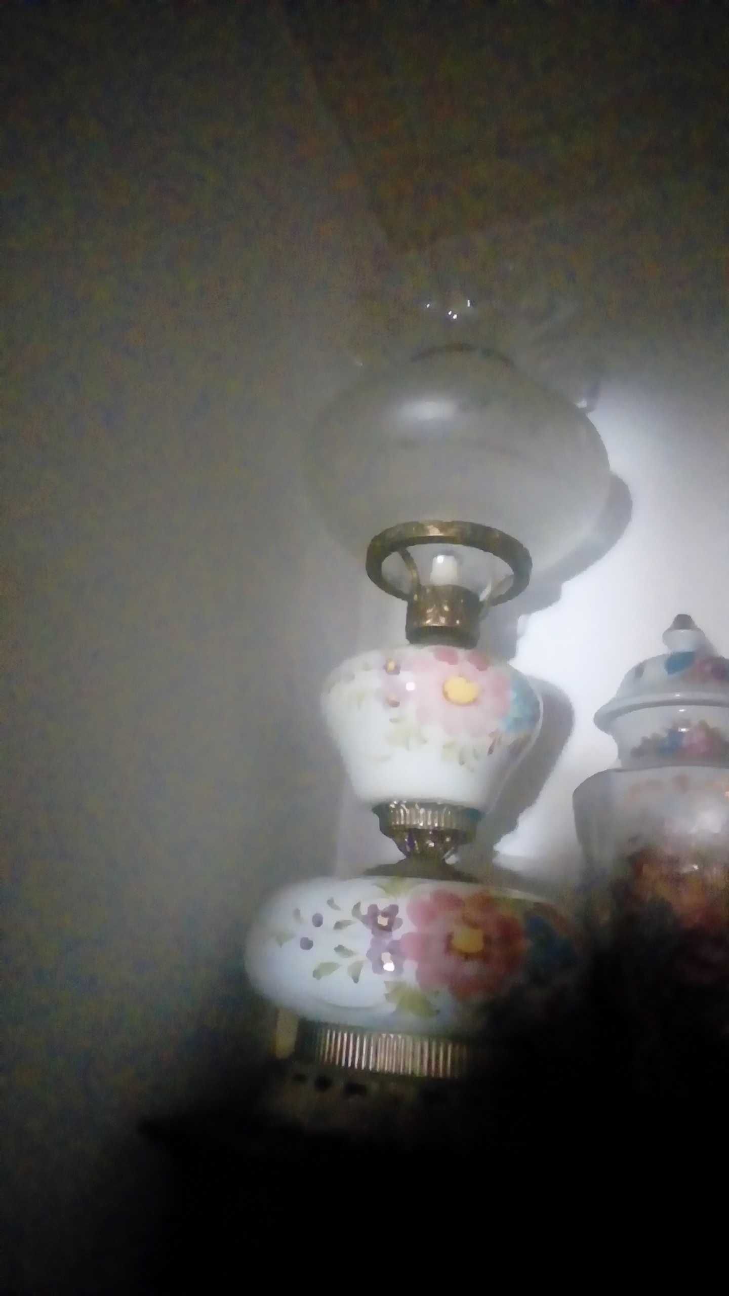 Candeeiro vintage em porcelana e latão