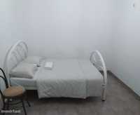 261024 - Simpático quarto com cama de casal em apartamento com 8...