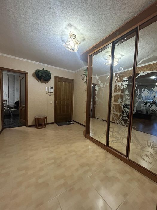 Продаж 4 кімнатної квартири .вул Незалежеості