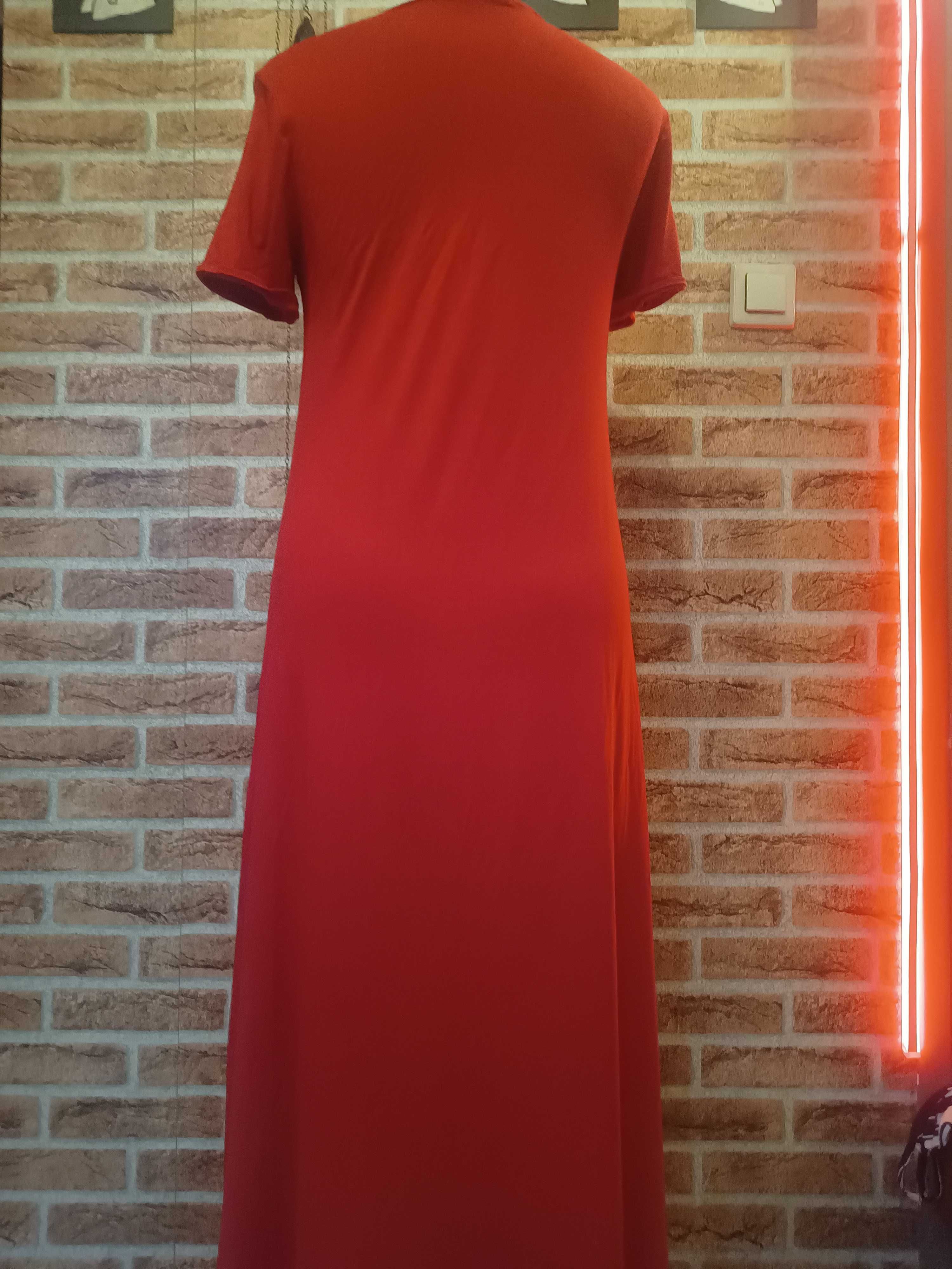 Czerwona sukienka na wiosnę. Wiskoza