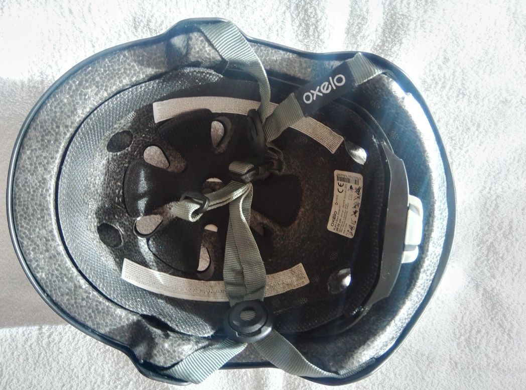 Capacete para trotineta, skate e patins