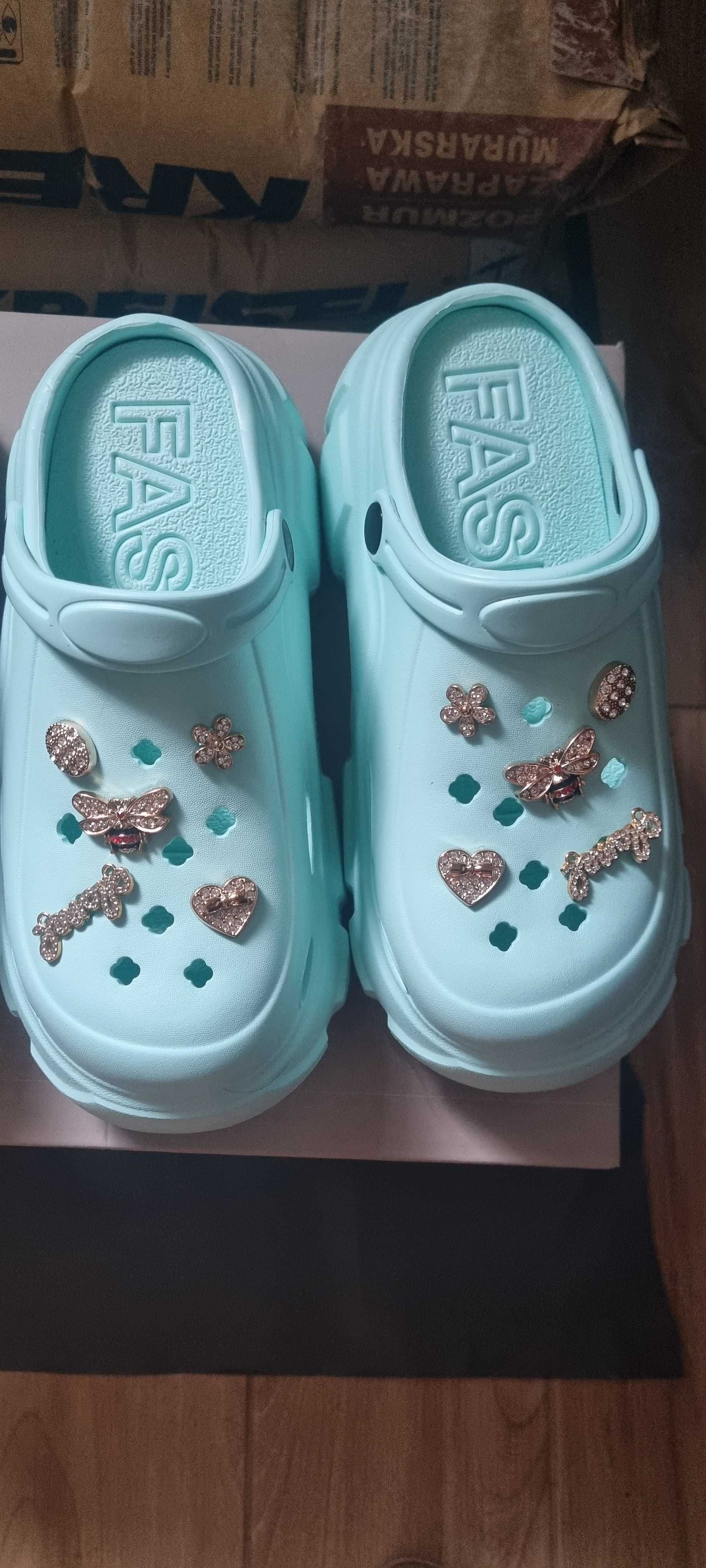 Klapki typu crocs
