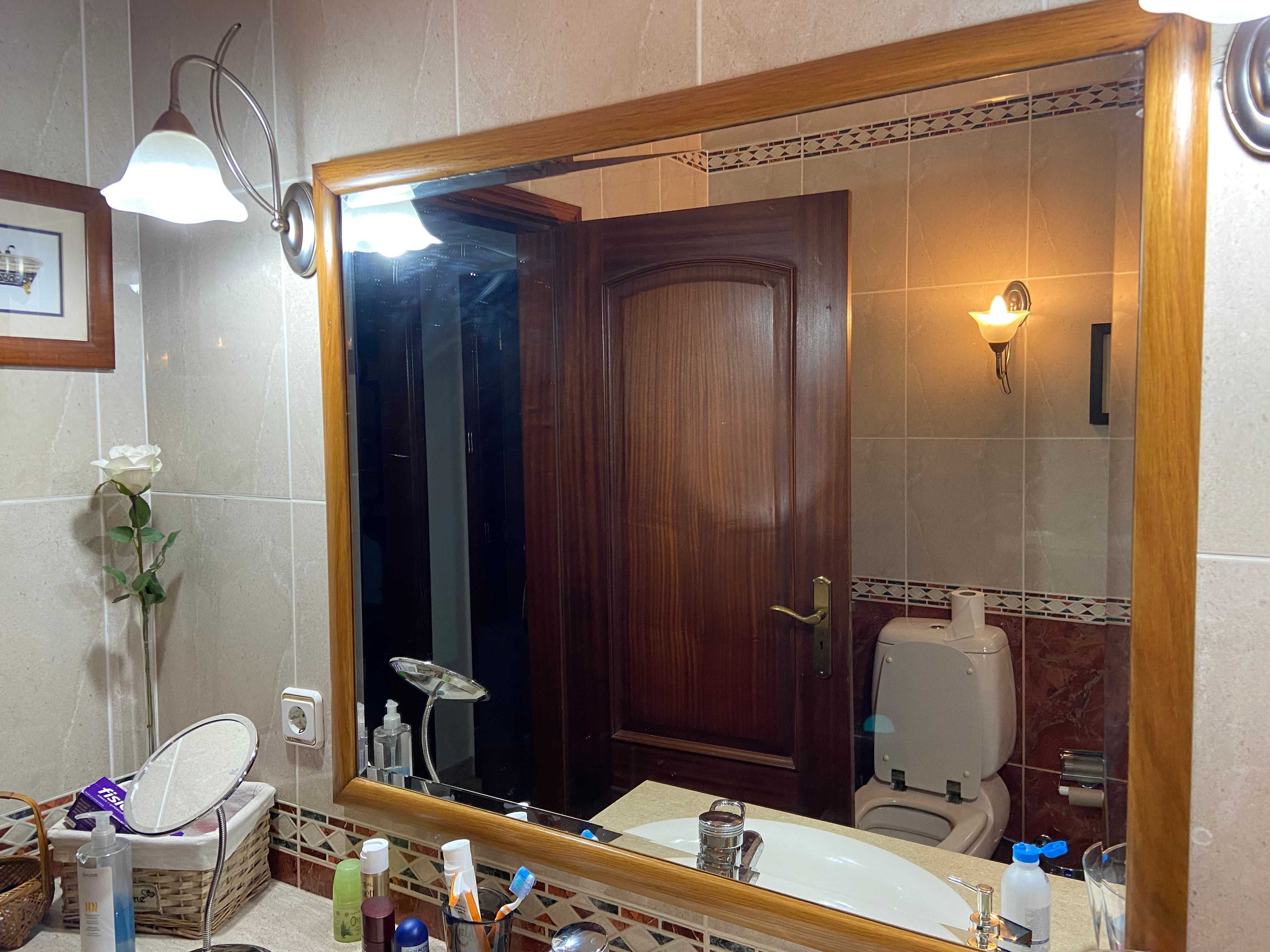 Móvel de casa de banho com tampo em mármore e espelho