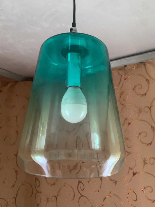 Stylowy żyrandol wiszący z turkusowym kloszem - nowoczesny design