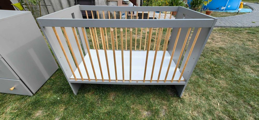 Łóżeczko dziecięce + komoda