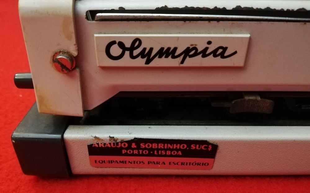 Máquina de Escrever Portátil Antiga "Olympia" Made in Western Germany