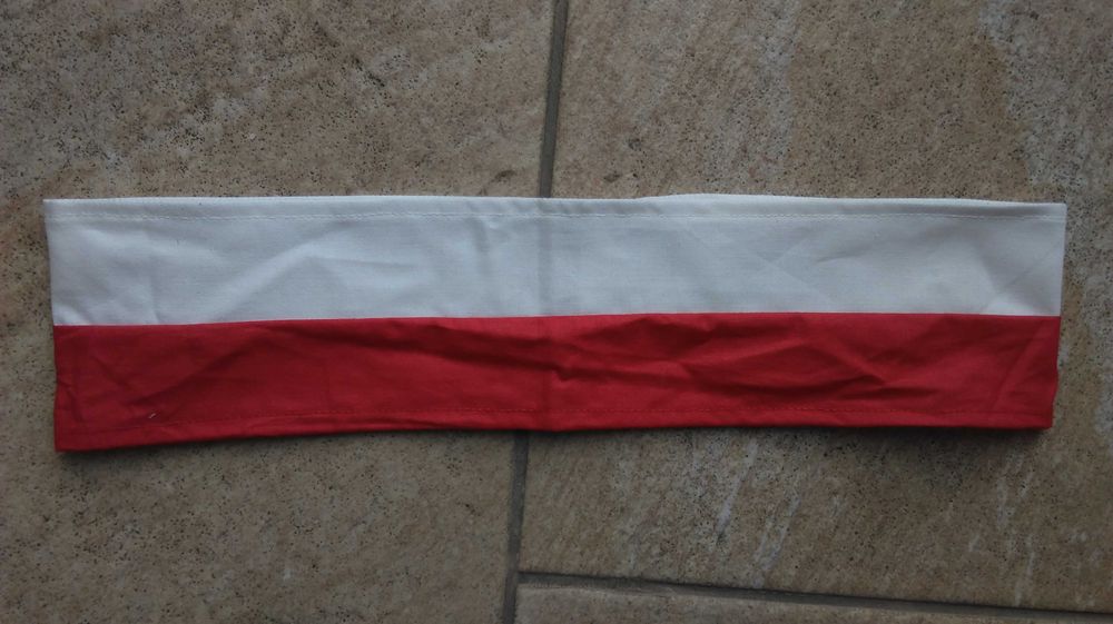 Opaska biało - czerwona na hełm wojskowy, powstanie warszawskie