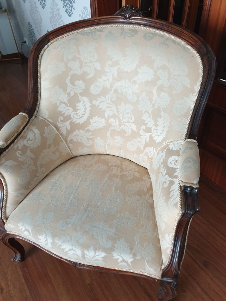 Cadeirao sala madeira maciça ótimo estado