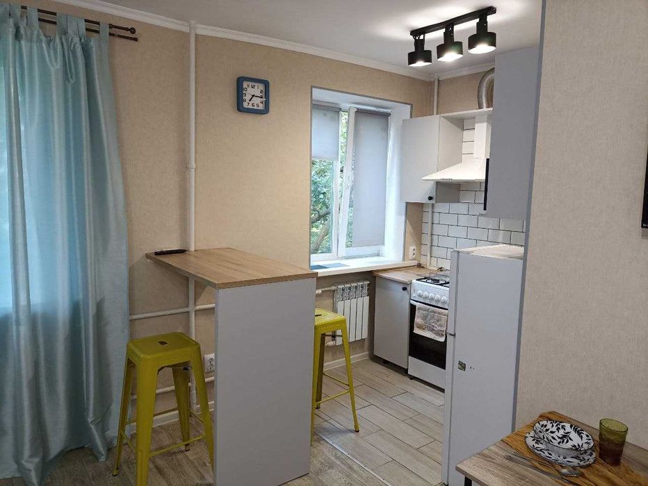 м.Наукова 2кімнатна, поруч госпіталь. Домашній затишок