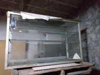 Vitrine com estrutura em alumínio