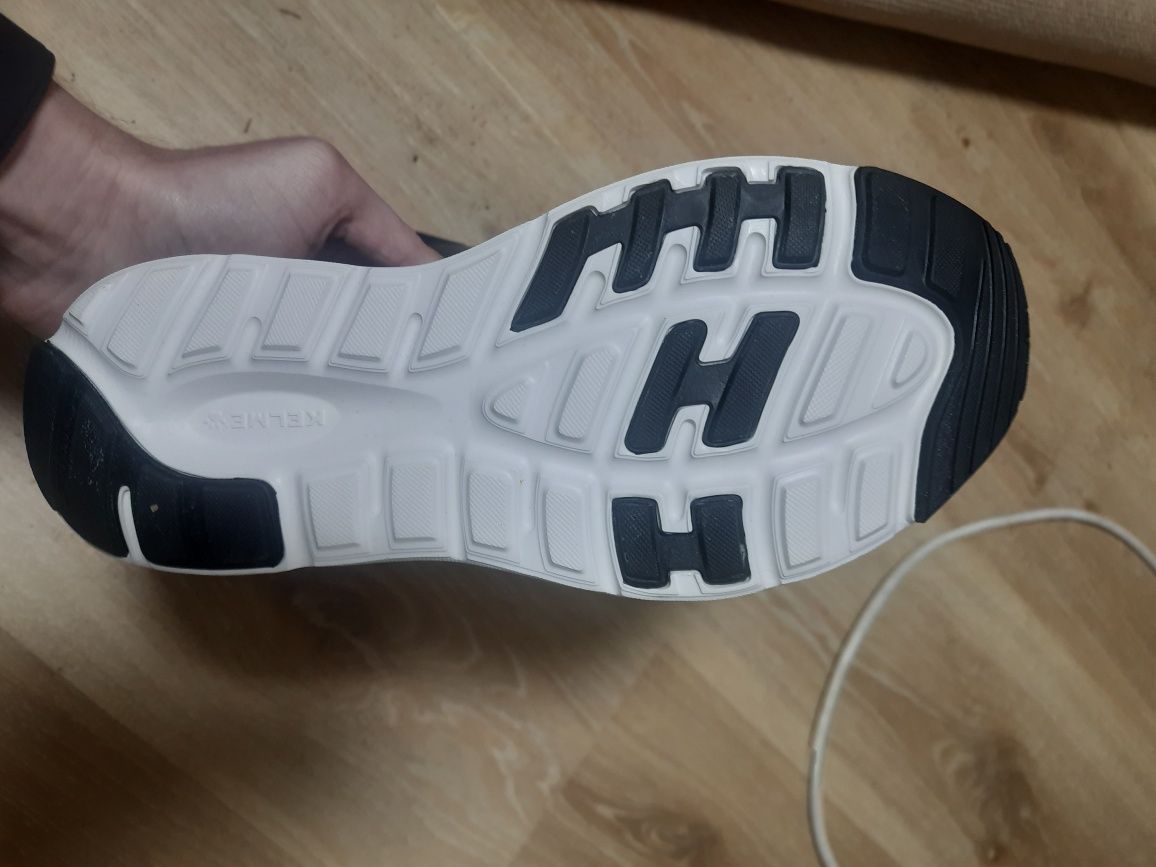 Мужские фирменые кроссовки Kelme размер 40  Новые