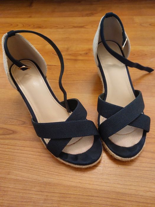 Продам босоніжки на платформі