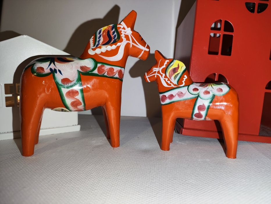 Nr22. Konik szwedzki czerwony drewniany oryginalny Äkta Datahemslöld