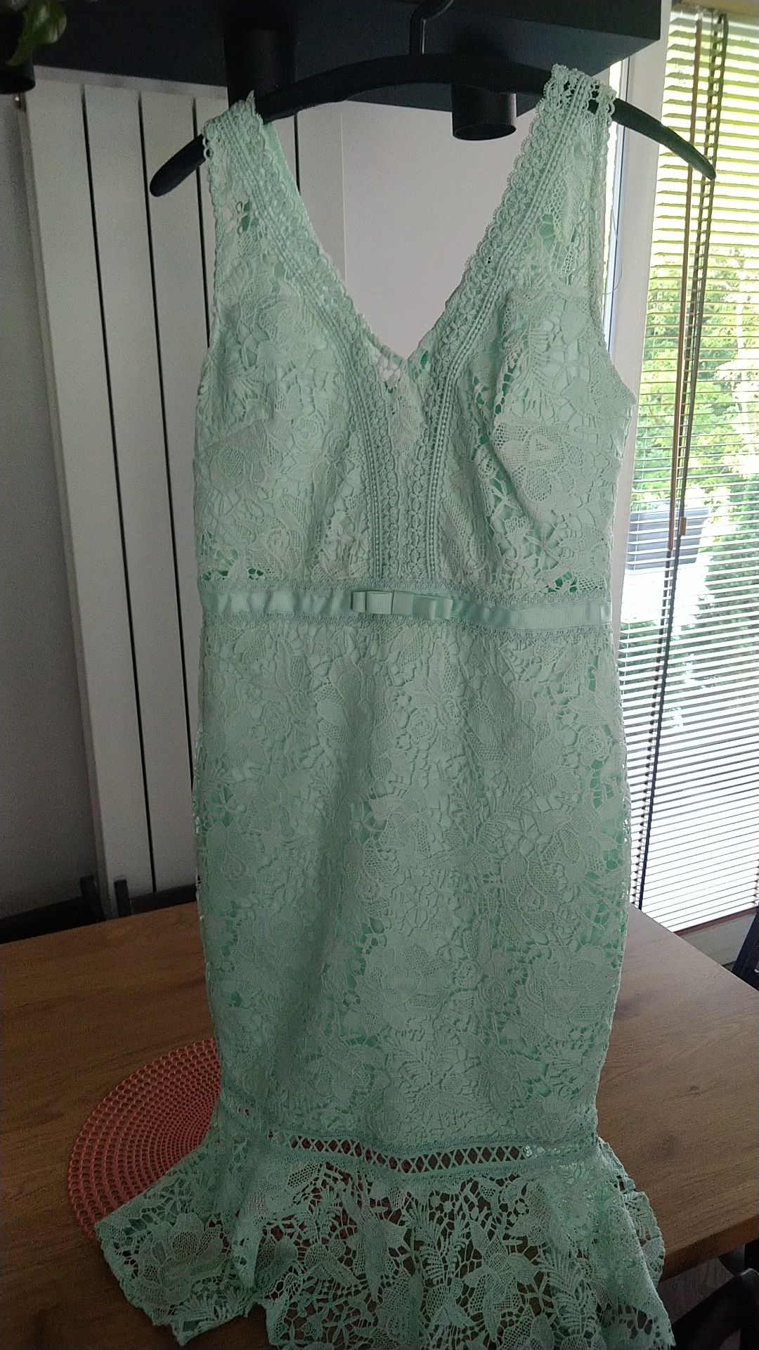 LIPSY London miętowa koronkowa sukienka rybka rozm. M/L