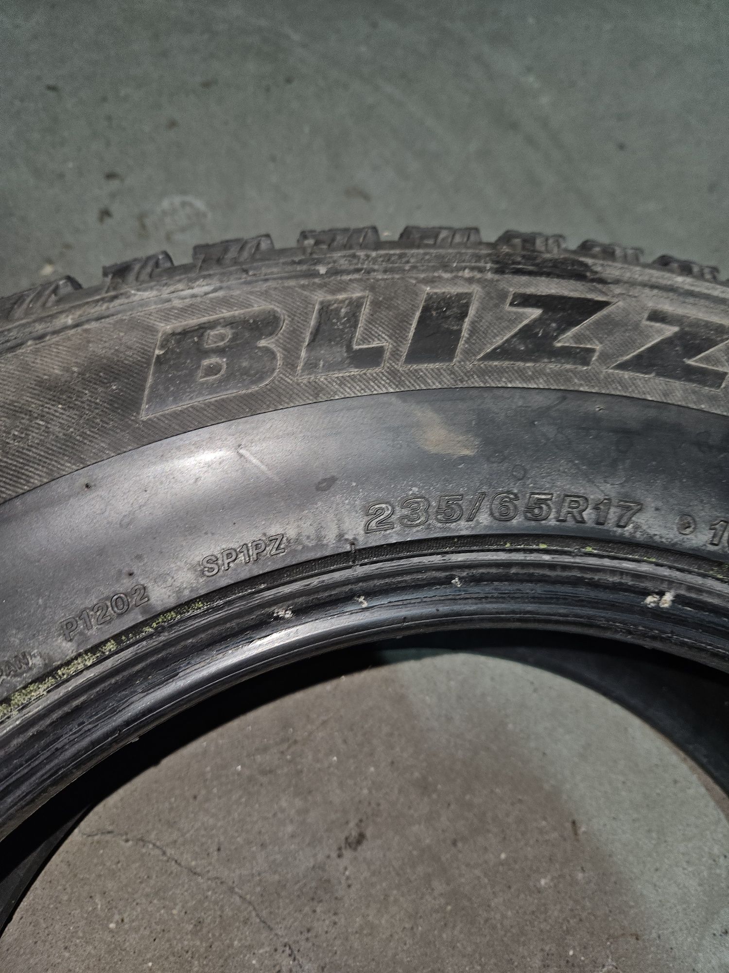 Sprzedam opony zimowe  Bridgestone  235/65R17