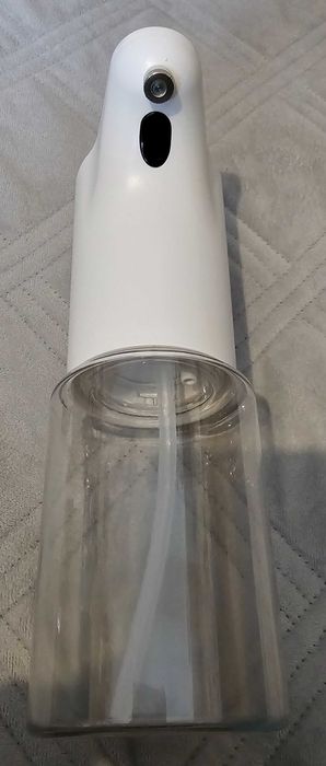 Biały  automatyczny dozownik mydła.