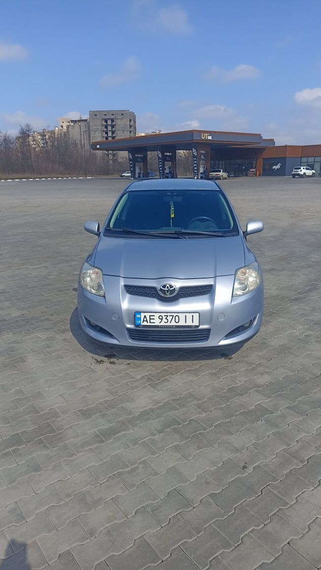 Продам Тойота аурис 1.6 автомат