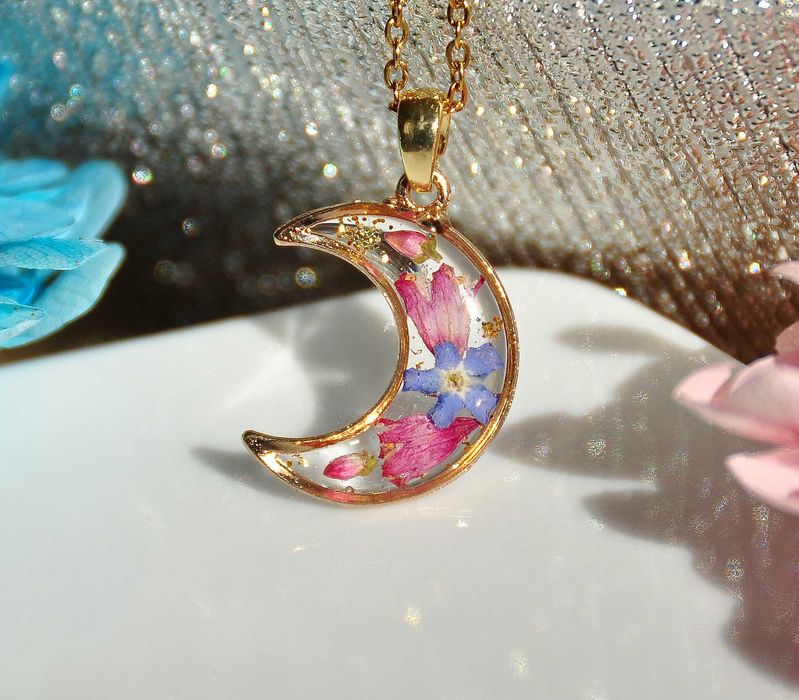 Księżyc z wrzosem i niezapominajką, żywica