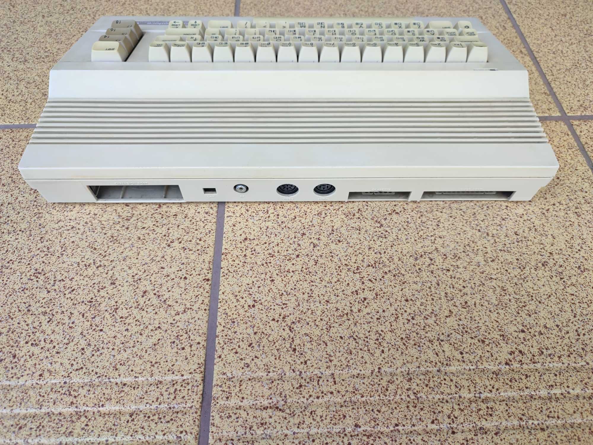 Commodore C64 w zestawie z magnetofonem i zasilaczem.