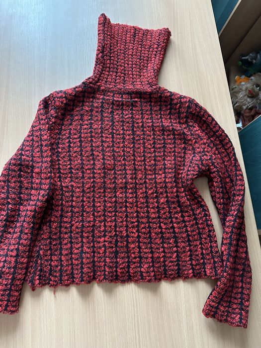 Червоний светр