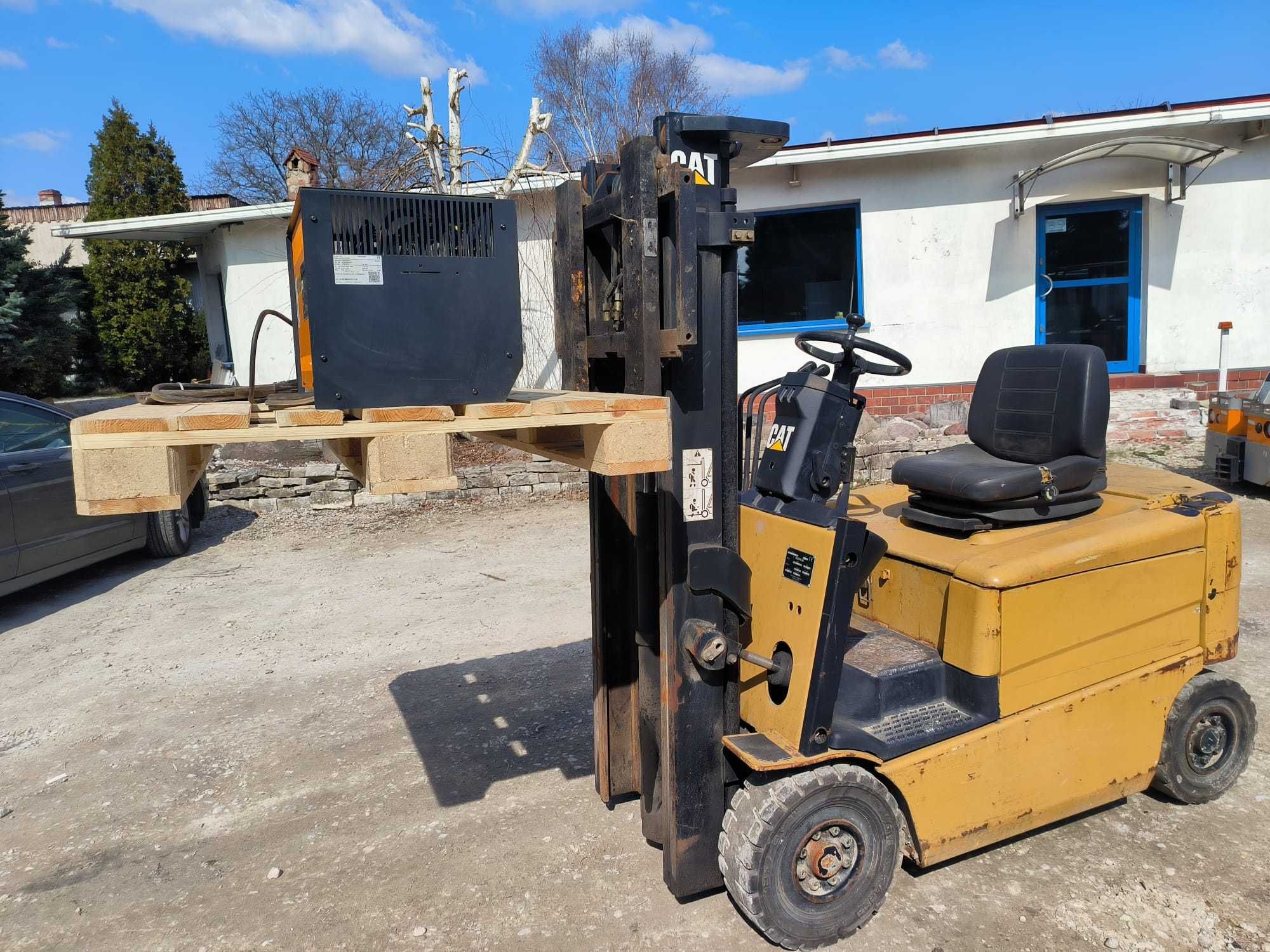 Wózek widłowy paletowy Caterpillar Cat  model EP16K z roku 2003.