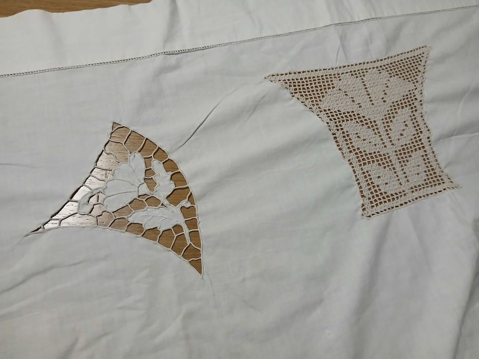 Lençol 2,44 x 2m com renda e bordado(os bordados tem partes rasgadas)