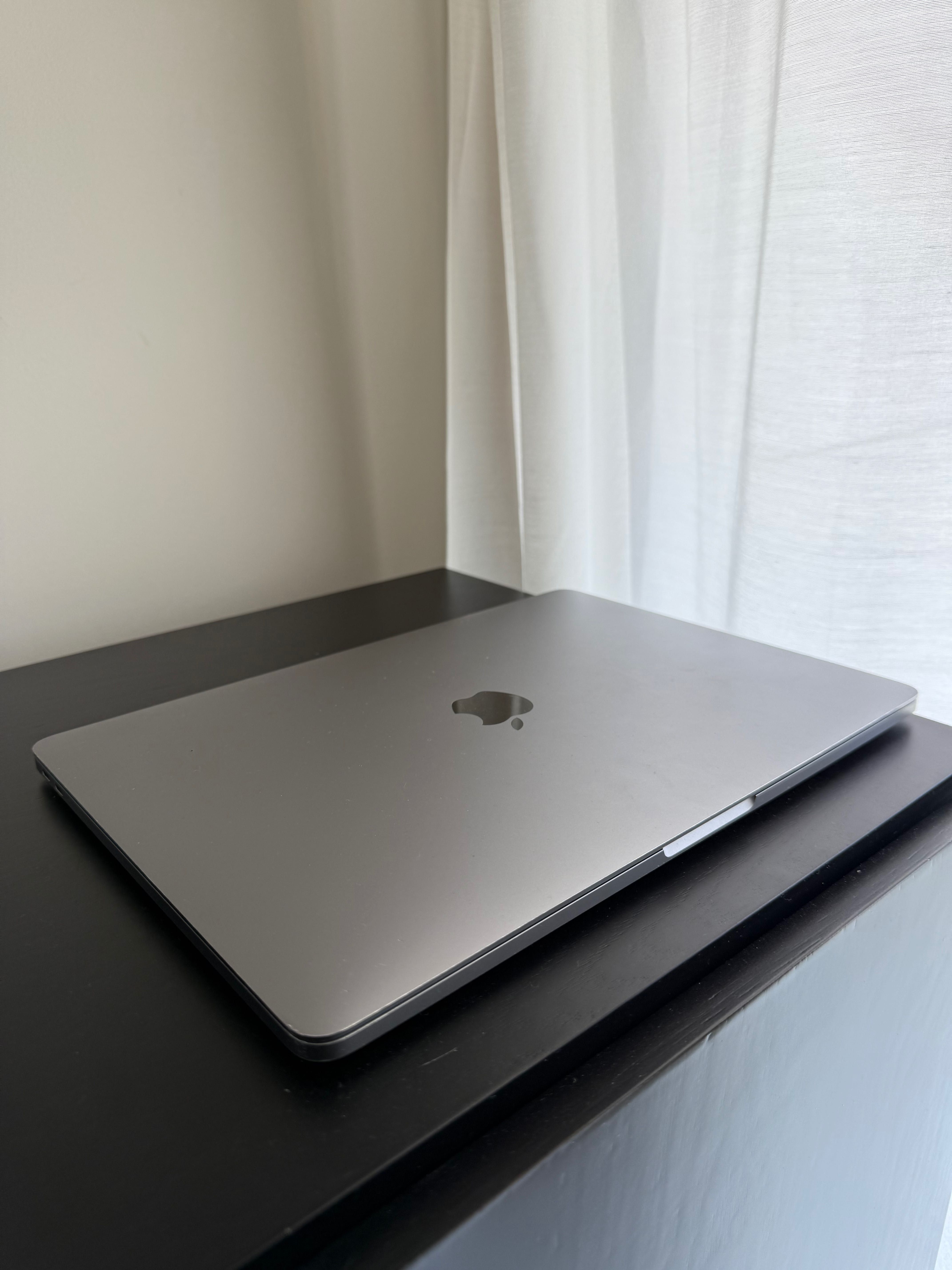 MacBook Air 13” Intel core i5 com ecrã condicionado