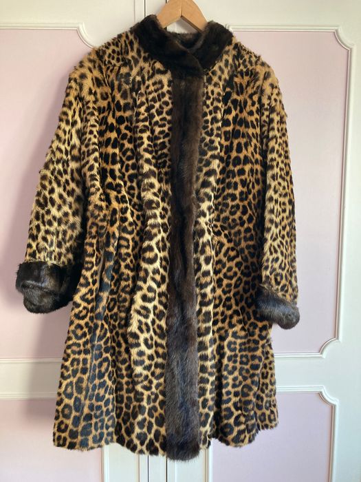 Casaco vintage em pele de leopardo com gola e acabamentos em vison